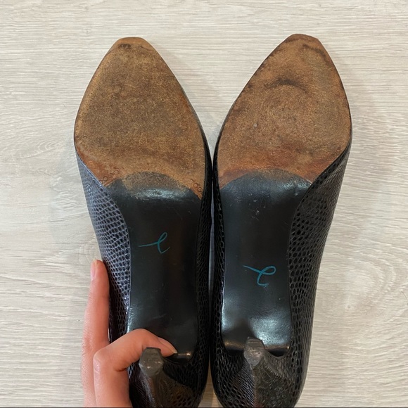 Stuart Weitzman Black Leather Snake Skin Embossed Pumps Heels Tapered Toe 8.5 - Picture 9 of 10